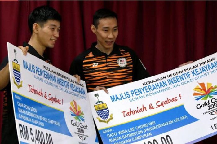 Chan Peng Soon (kiri) dan Lee Chong Wei (kanan) saat menerima intensif uang dari Pemerintah Penang, Malaysia, pada Jumat (1/6/2018). 