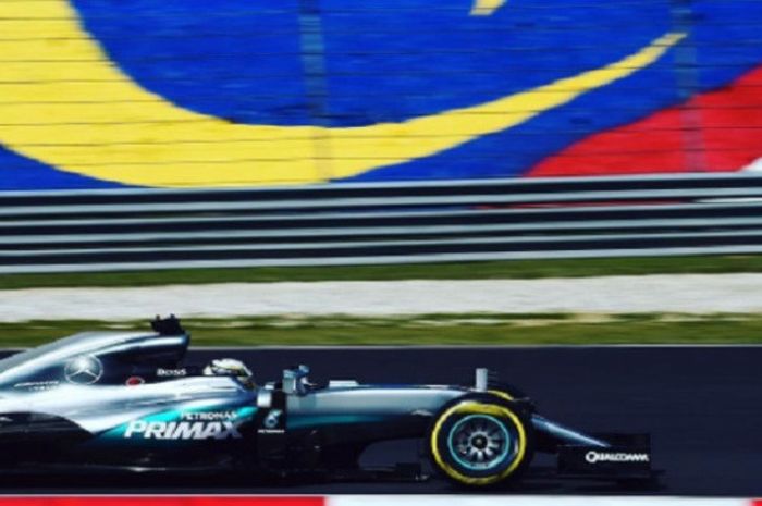 Lewis Hamilton saat melintasi salah satu sudut di Sirkuit Sepang pada saat mengikuti F1 GP Malaysia tahun 2016.