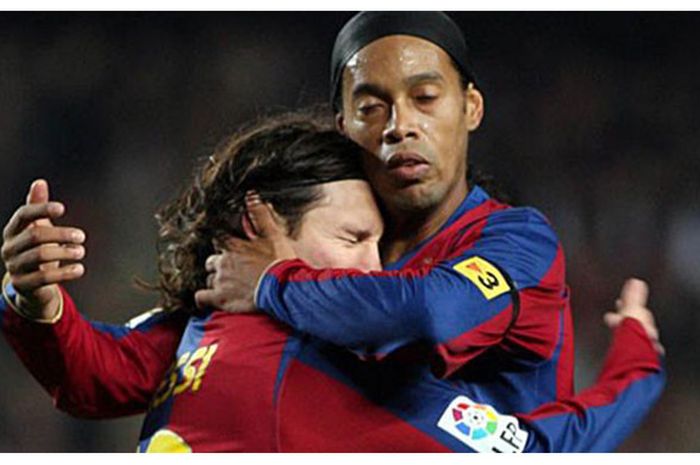 Ronaldinho memeluk Lionel Messi kala masih bermain untuk Barcelona