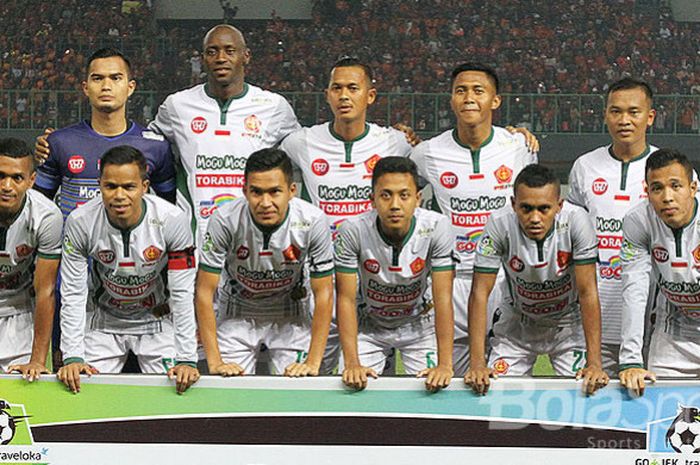  Pemain PS TNI berpose bersama saat akan melawan Persija Jakarta dalam laga Liga 1 pekan ke 27 di Stadion Patriot Bekasi, Sabtu (30/9/2017) Pnrsija menang atas PS TNI dengan skor 4-1. 