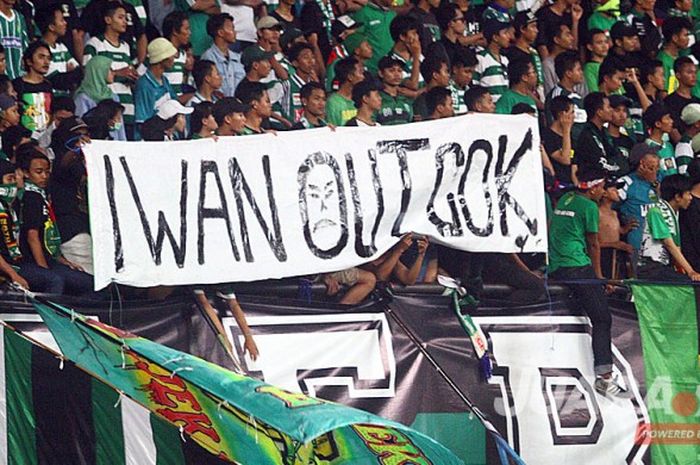 Salah satu spanduk menuntut pelatih kepala Persebaya, Iwan Setiawan out dari Persebaya, Kamis (11/5/2017) terpasang di tribun Utara Gelora Bung Tomo Surabaya.