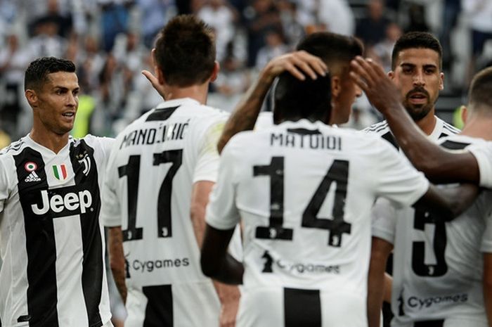 Megabintang Juventus, Cristiano Ronaldo (kiri), merayakan gol yang dicetak timnya ke gawang Lazio dalam laga Liga Italia di Allianz Stadium, Turin pada 25 Agustus 2018.