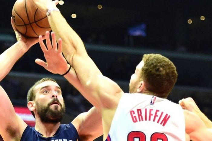 Pebasket Memphis Grizzlies, Marc Gasol, melepas tembakan seraya dijaga pemain Los Angeles Clippers, Blake Griffin, pada laga musim reguler NBA di Staples Center, Los Angeles, California, Amerika Serikat, 16 November 2016.