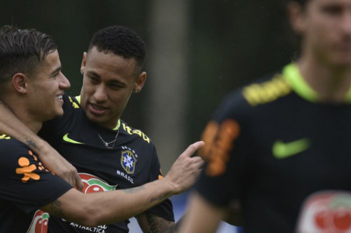 Philippe Coutinho dan Neymar dalam sesi latihan timnas Brasil