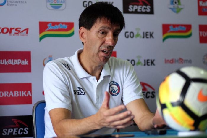 Pelatih Arema FC, Milan Petrovic, dalam sesi konferensi pers menjelang laga kontra Bhayangkara FC.