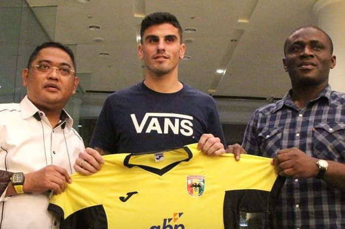 Fernando Rodriguez saat diumumkan secara resmi oleh Mitra Kukar di Hotel Thistle, Johor Bahru, Malaysia, Minggu (07/01) malam.