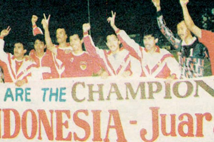 Tim nasional Indonesia merayakan keberhasilan mereka meraih medali emas pada SEA Games 1991 di Stadion Rizal Memorial Stadium, Manila, FIlipina, pada 4 Desember 1991.
