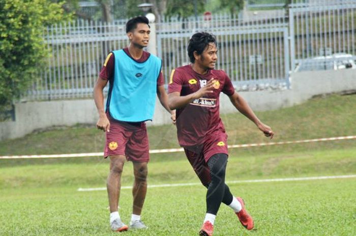 Penyerang Ilham Udin Armaiyn (kanan) dalam sesi latihan Selangor FA di Bukit Jalil, Malaysia, Sabtu (6/1/2018). 