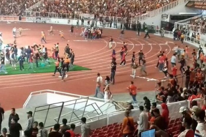 The Jakmania menerobos sampai pinggir lapangan dengan merusak pagar pembatas di Stadion Utama Gelora Bung Karno, Senayan, Sabtu (17/2/2018) malam. TRIBUNNEWS.COM/ABDUL MAJID 