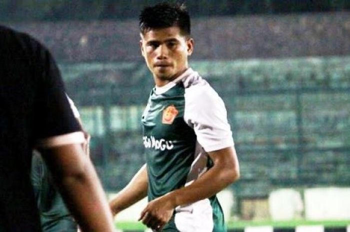 Striker Tambun Naibaho saat masih membela PS TNI pada TSC 2016. Tambun musim 2017 bakal jadi bagian Semen Padang.