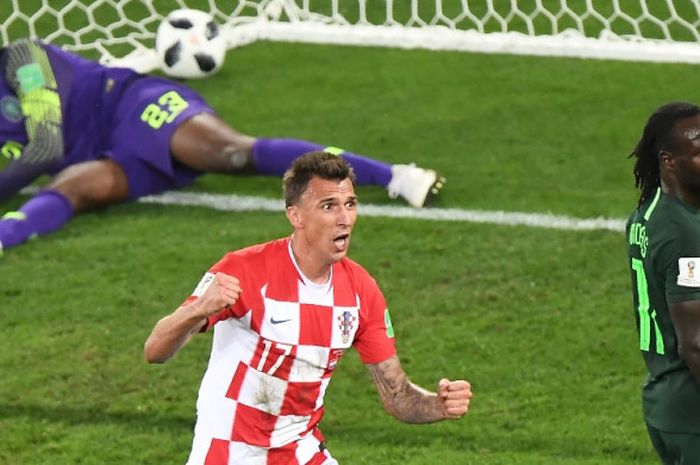 Penyerang Kroasia, Mario Mandzukic, melakukan selebrasi setelah terjadi gol bunuh diri dari pemain Nigeria pada pertandingan yang berlangsung di Kaliningrad Stadium, Sabtu (16/6/2018) waktu setempat atau Minggu dini hari WIB.