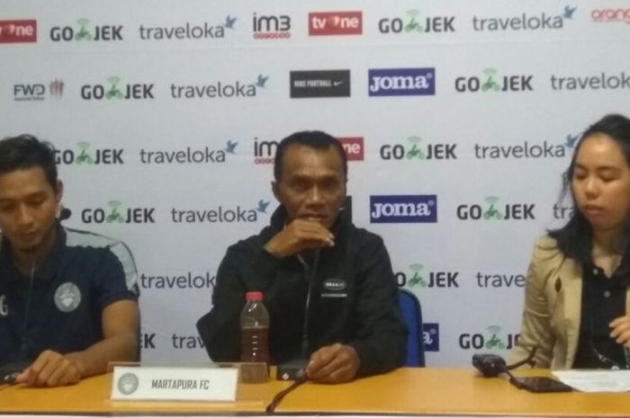 Qischil Gandrum Minny (kiri) dan pelatih Martapura FC, Frans Sinatra Huwae (tengah).