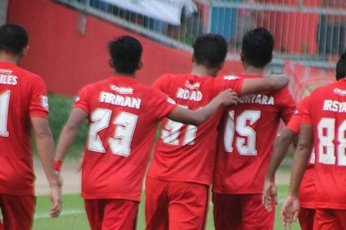 Para pemain Semen Padang merayakan gol kemenangan atas PS Mojokerto Putra pada laga perdana 8 Besar 
