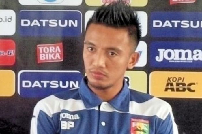  Bayu Pradana (Mitra Kukar) dalam jumpa pers menjelang pertemuan dengen Persib di TSC 2016. 