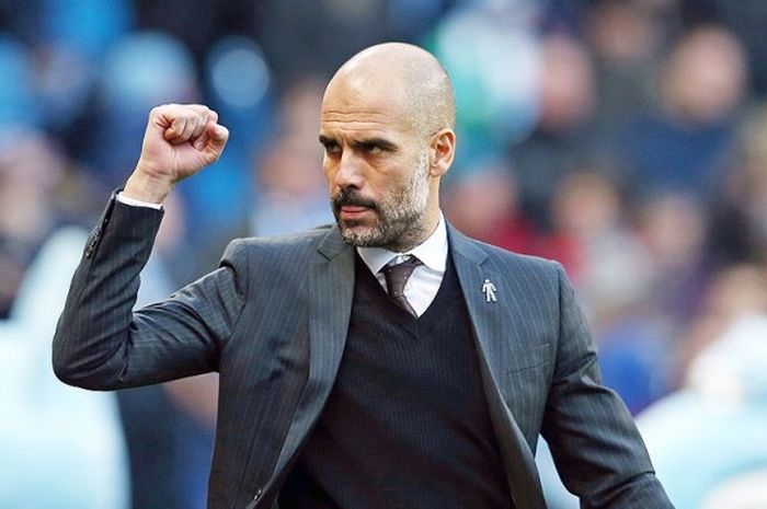 Gestur manajer Manchester City, Josep Guardiola, saat timnya melawan Burnley dalam laga lanjutan Premier League 2016-2017 di Stadion Etihad, Manchester, pada 2 Januari 2017.