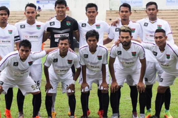 Para pemain Persita Tangerang sebelum bersua PSIM Yogyakarta di Stadion Manakarra, Mamuju, Sulawesi Barat, Jumat (23/9/3026). 