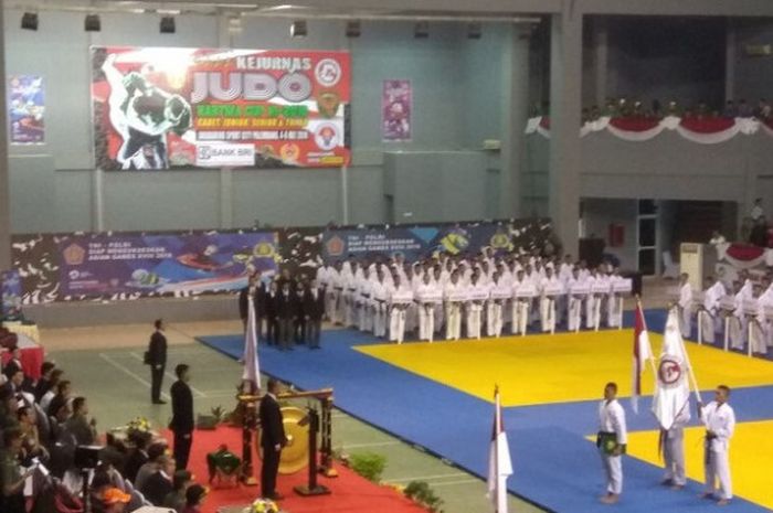 Perserta Kejuaraan Nasional Judo Kartika cup 2018, mengikuti upacara pembukaan di Gor DempoJakabaring Palembang, Jumat (4/5/2018).