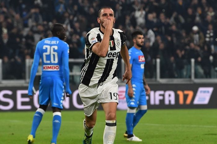 Bek Juventus, Leonardo Bonucci, merayakan gol yang dicetak ke gawang Napoli dalam laga Liga Italia di Juventus Stadium, Turin, Italia pada 29 Oktober 2016.