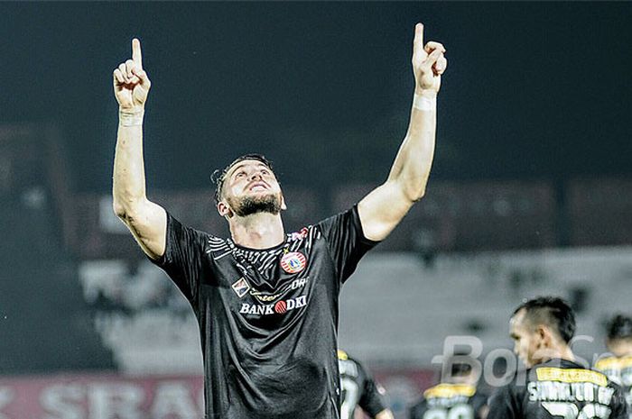 Striker Persija Jakarta, Marko Simic, melakukan selebrasi seusai mencetak gol ke gawang Borneo FC dalam laga lanjutan Grup D Piala Presiden 2018. di Stadion I Wayan Dipta Gianyar, Bali, Rabu (24/1/2018).