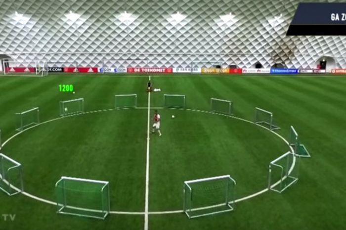 Klaas Jan Huntelaar melakukan tantangan Mini Game ala FIFA 18