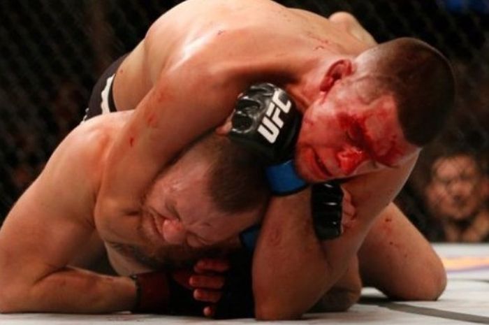 Petarung Amerika Serikat, Nate Diaz, mengunci leher petarung asal Irlandia, Conor McGregor  pada UFC 196 di MGM Grand Arena, Las vegas, Minggu (06/03/2016).