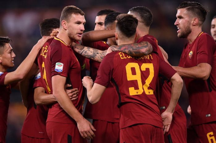Para pemain AS Roma merayakan gol yang dicetak Edin Dzeko (ketiga dari kiri) ke gawang SPAL dalam laga Liga Italia 2017-2018 di Stadion Olimpico, Roma, Italia, Jumat (1/12/2017).