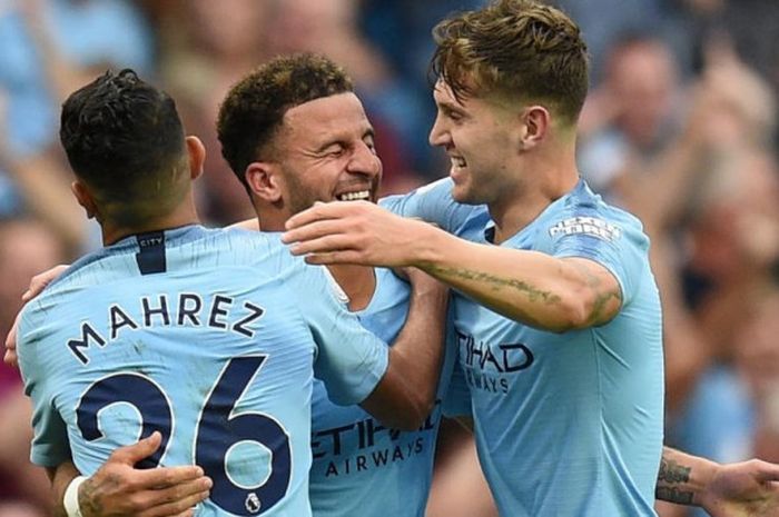 Kyle Walker (tengah) dikerubungi Riyad Mahrez dan John Stones setelah mencetak gol Manchester City ke gawang Newcastle United dalam partai Liga Inggris di Etihad Stadium Manchester, 1 September 2018.