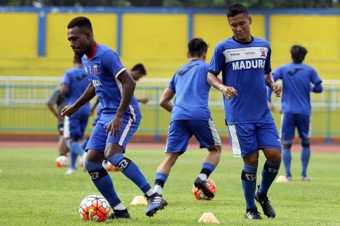 Duo Madura United, Engelbert Sani (kiri) dan Rendy Siregar dalam sebuah latihan timnya di Stadion Wijayakusuma, Cilacap pada 23 Maret 2017. 