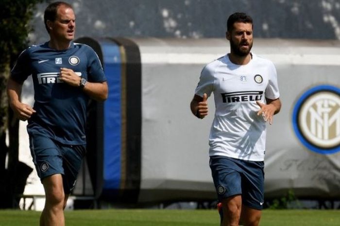 Pelatih Inter Milan, Frank de Boer (kiri), dalam sesi latihan bersama pemain sayap Antonio Candreva di Appiano Gentile, 16 Agustus 2016.
