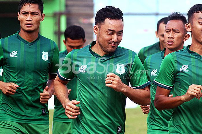             Gelandang PSMS Medan, Shohei Matsunaga (tengah) mengikuti latihan tim di Stadion Teladan