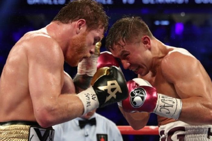 Gennady Golovkin (kanan) bertarung melawan Canelo Alvarez pada pertandingan memperebutkan sabuk juara kelas menengah versi WBC dan WBA di T-Mobile Arena, 15 September 2018.