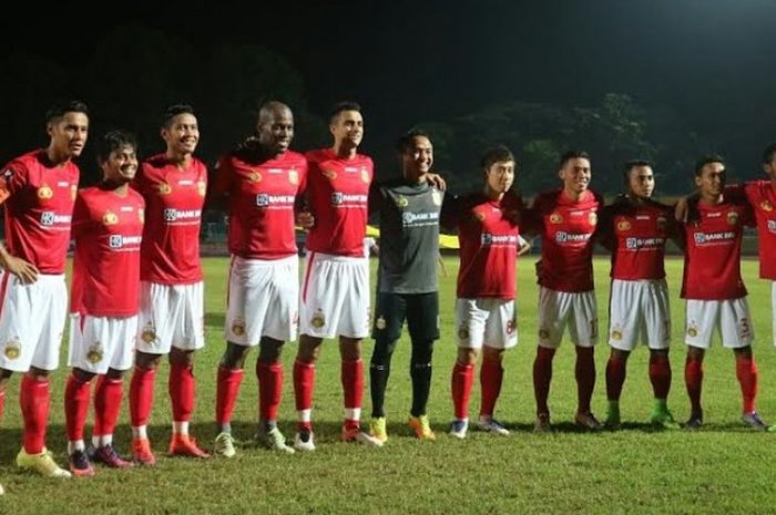 Bek kanan Alfin Tuasalamony (kanan) bersama para pemain Bhayangkara FC sebelum laga kontra PSCS pada laga kedua Cilacap Cup 2017 di Stadion Wijayakusuma, Cilacap, Jumat (24/3/2017) malam. 