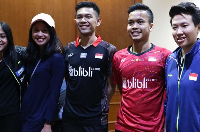  Pebulu tangkis Indonesia, Gregoria Mariska, Rizki Amelia Pradipta, Fajar Alfian, Anthony Sinisuka Ginting, dan Liliyana Natsir (dari kiri ke kanan) seusai konferensi pers jelang Indonesia Open 2018 di Hotel Sultan, Jakarta, Senin (2/7/2018). 