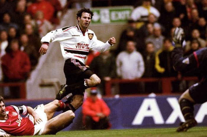 Ryan Giggs melepaskan tembakan yang berujung gol kemenangan tim dalam pertandingan semifinal Piala FA antara Arsenal versus Manchester United, 14 April 1999.