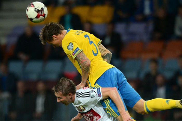 Bek Swedia, Victor Lindelof (kanan), berduel dengan penyerang Belarus, Anton Soroka, dalam laga kualifikasi Piala Dunia 2018 di Minsk, Belarus pada 3 September 2017.