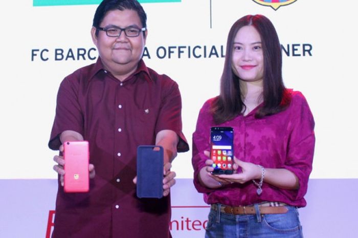 Aryo Meidianto, Media Engagement OPPO Indonesia dan Alinna Wen, Brand Manager OPPO Indonesia berbicara dalam peluncuran OPPO F3 FC Barcelona Limited Edition di Jakarta, Senin (7/8/2017).