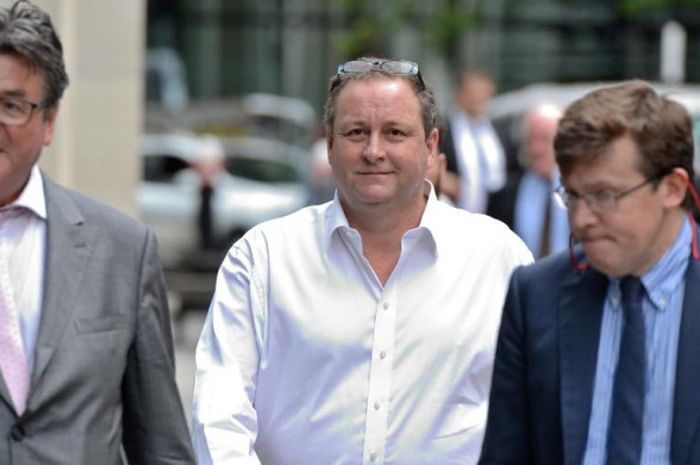 Pemilik Newcastle United, Mike Ashley (tengah), saat tiba di Pengadilan Tinggi London, 3 Juli 2017.