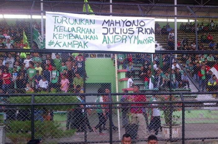 Spanduk yang terpasang di pagar tribun Stadion Teladan saat PSMS uji coba melawan Gumarang, Sabtu (9/1/2016).