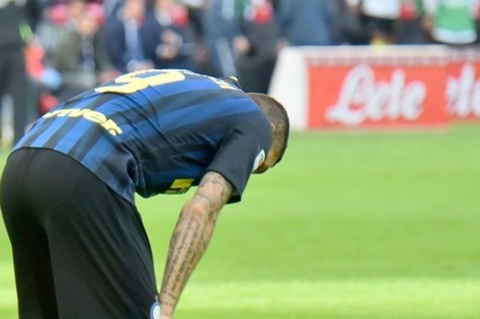 Ekspresi Mauro Icardi setelah gagal mengeksekusi penalti Inter Milan ke gawang Cagliari pada partai lanjutan Serie A di Stadion Giuseppe Meazza, Minggu (16/10/2016).