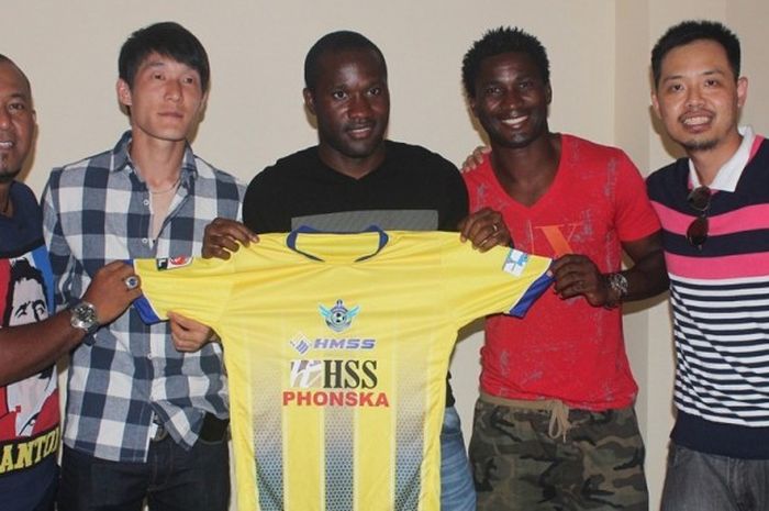 Bagoes Cahyo Yuwono (kiri) Manager Persegres berfoto dengan tiga pesepak bola asing Persegres dan agen pemain Gabriel Budi.