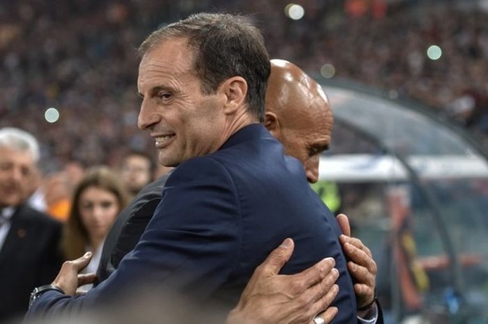 Pelatih Juventus, Massimiliano Allegri, memeluk pelatih AS Roma, Luciano Spalletti, sebelum kedua kubu bertarung dalam laga Serie A di Stadion Olimpico, Roma, Italia, pada 14 Mei 2017.