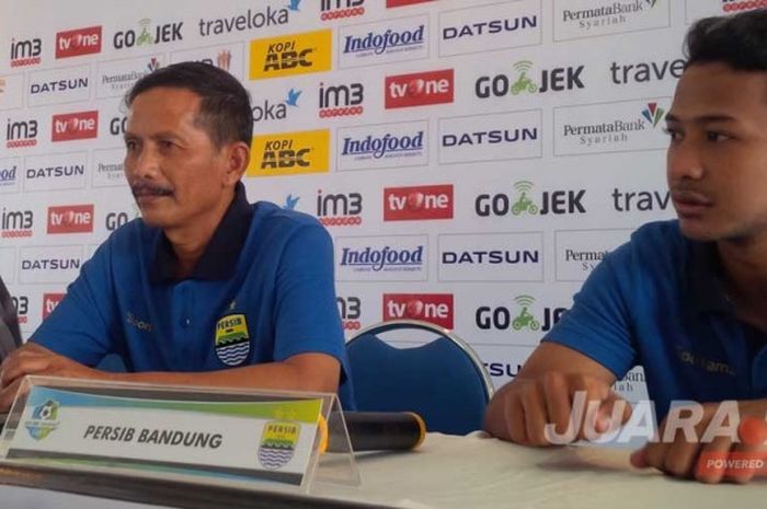 Pelatih Persib Bandung, Djadjang Nurdjaman (kiri) ditemani gelandang Gian Zola saat konferensi pers pra-laga timnya kontra Borneo FC di Graha Persib, Jalan Sulanjana, Kota Bandung, Jumat (19/5/2017).