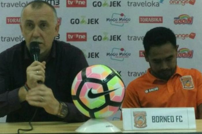 Pelatih Borneo FC, Dragan Djukanovic (kiri), memberikan keterangan pers usai timnya bermain imbang 2-2 melawan PS TNI pada pertandingan Liga 1 di Stadion Pakansari, Cibinong, Senin (17/4/2017).