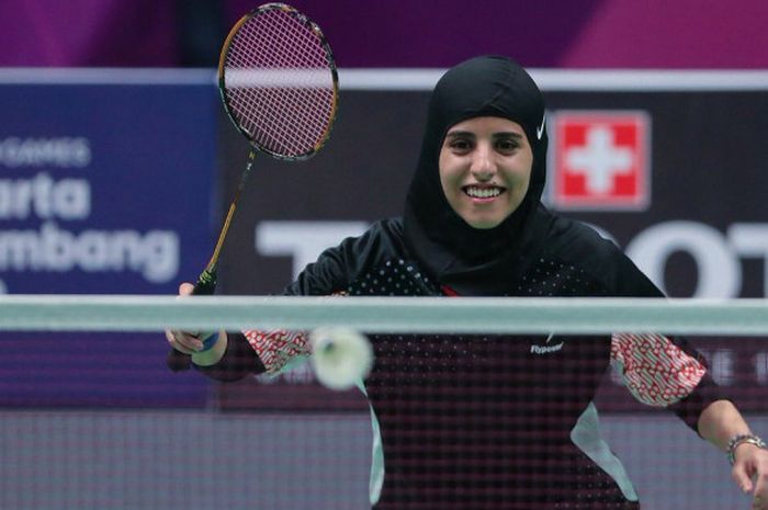 Pebulu tangkis tunggal putri Arab Saudi, Shatha Almutairi, tampil pada laga babak 32 besar perorangan Asian Games 2018, di Istora Senayan, Jakarta, Kamis (23/8/2018).