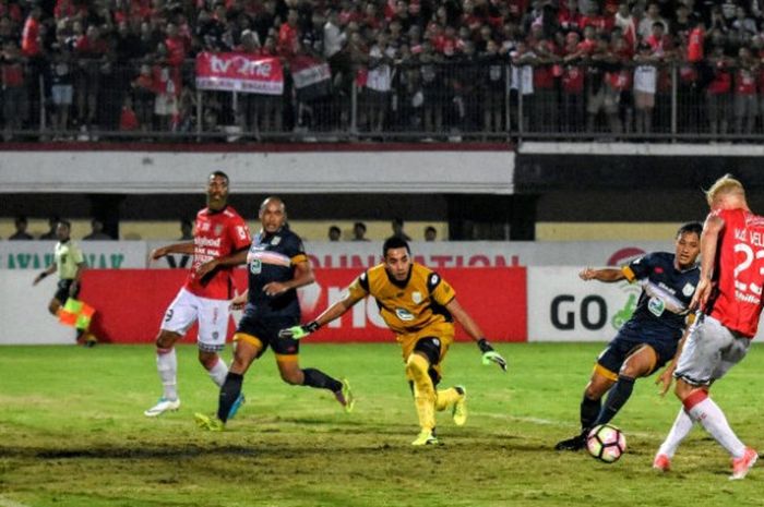 Kiper Persela Lamongan, Choirul Huda (tengah) berusaha menghadang sepakan yang akan dilakukan pemain Bali United, Nick van der Velden (kanan) pada lanjutan Liga 1 musim 2017 di Stadion Kapten I Wayan Dipta, Gianyar, Minggu (3/9/2017). 