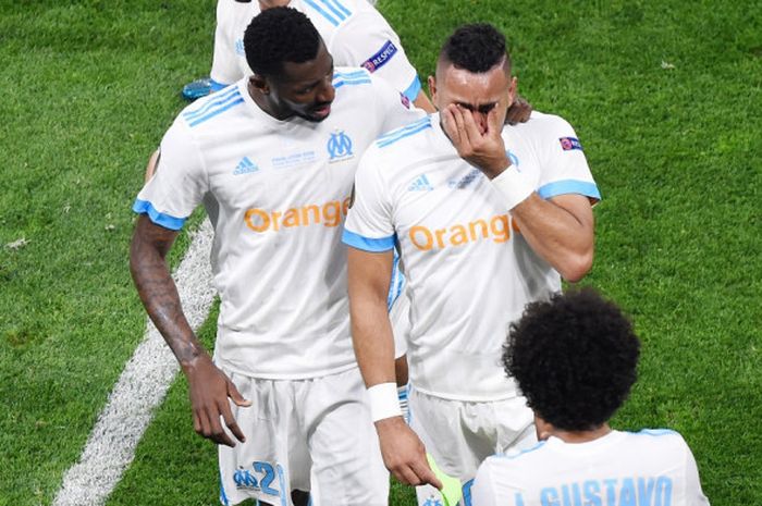  Kapten Olympique Marseille, Dimitri Payet, meninggalkan lapangan sambil menangis dan dihibur rekan-rekan setimnya setelah mengalami cedera pada laga final Liga Europa 2017-2018 melawan Atletico Madrid, Kamis (17/5/2018) dini hari WIB di Stadion Parc OL, Lyon. 