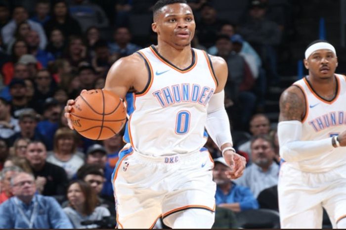 Pemain Oklahoma City Thunder, Russell Westbrook (kiri) dan Carmelo Anthony (kanan), saat bertanding melawan Minnesota Timberwolves pada laga lanjutan NBA 2017-2018, Jumat (1/12/2017) waktu setempat.