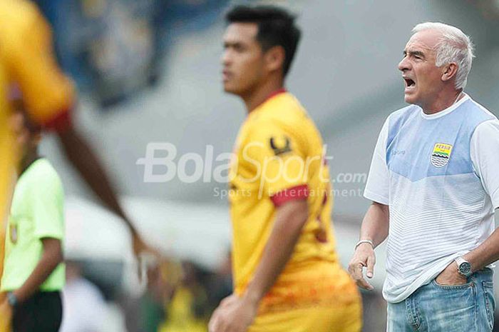 Pelatih Persib Bandung, Roberto Carlos Mario Gomez, berteriak memberikan instruksi kepada pemainnya saat tampil melawan Sriwijaya FC pada partai pembuka Piala Presiden 2018 di Stadion Gelora Bandung Lautan Api, Kab. Bandung, Selasa (16/1/2018). 