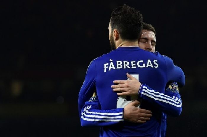 Gelandang Chelsea, Cesc Fabregas, memeluk Eden Hazard seusai melakoni pertandingan Premier League kontra Arsenal di Stadion Emirates, London, Inggris, pada 24 Januari 2017.