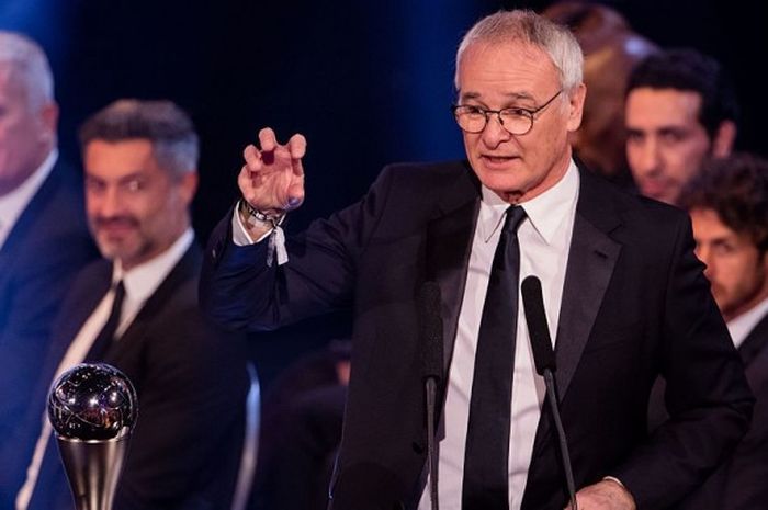 Manajer Leicester City, Claudio Ranieri, menyampaikan pidato seusai menerima penghargaan Pelatih Pria Terbaik 2016 di Zurich, Swiss, Senin (9/1/2017) waktu setempat.